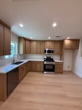 10157 Swinton Ave in North Hills, CA - Foto de edificio - Building Photo