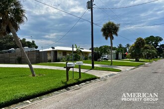 1860 Southpointe Dr in Sarasota, FL - Building Photo - Building Photo