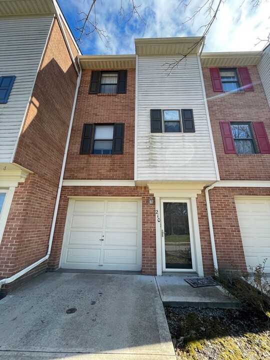 210 Woodhaven Dr in Seven Fields, PA - Foto de edificio