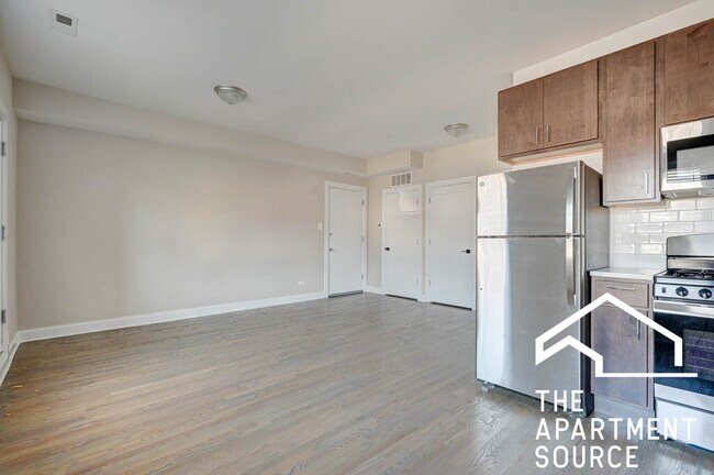 3409 W Fullerton Ave, Unit 2A in Chicago, IL - Building Photo - Building Photo