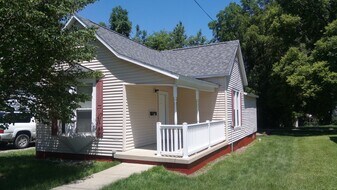 215 Polk Ave in Charleston, IL - Building Photo