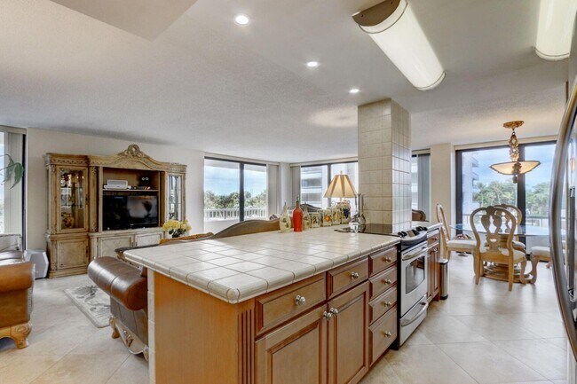 5540 N Ocean Dr in Riviera Beach, FL - Building Photo - Building Photo