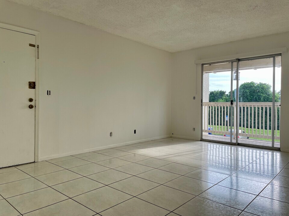 1500 N Congress Ave, Unit A34 in West Palm Beach, FL - Building Photo