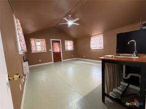 510 Marlys Ave in Canyon Lake, TX - Foto de edificio - Building Photo