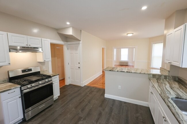 32 Robinson St, Unit 1 in Boston, MA - Building Photo - Building Photo
