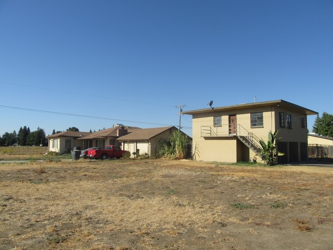 999 S Lovers Ln in Visalia, CA - Building Photo - Building Photo