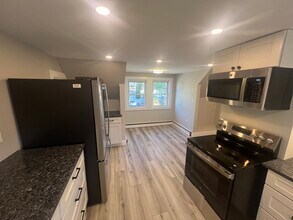 192 Warner St, Unit Updated 3 Bedroom Unit in Manchester, NH - Building Photo - Building Photo