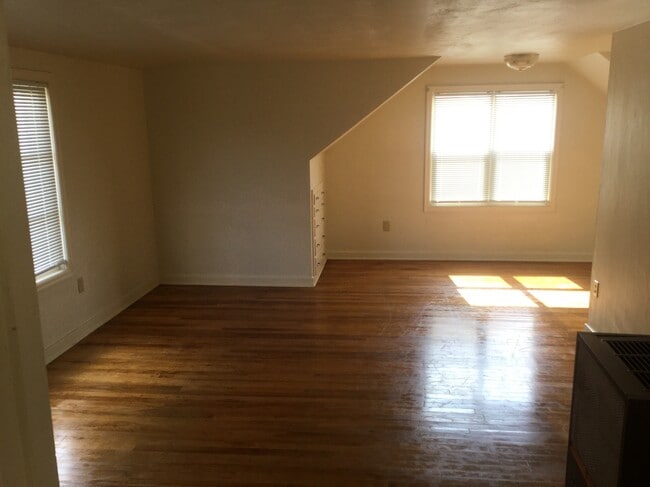 1010 E 2nd St in Newberg, OR - Foto de edificio - Building Photo