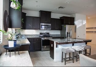 1003 W Porter Ave in Visalia, CA - Building Photo - Building Photo