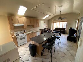 2442 W Fillmore St, Unit 3 in Chicago, IL - Foto de edificio - Building Photo