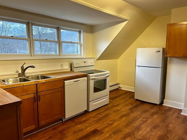 46 Elm St in Buckland, MA - Building Photo - Building Photo