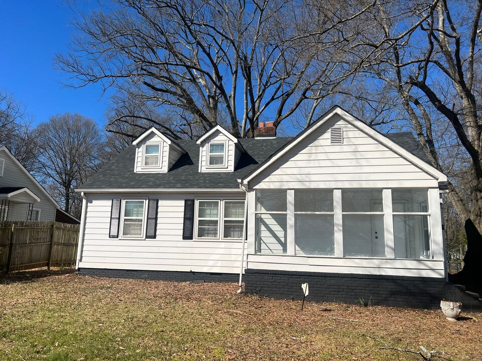 1300 Edgewood Rd in Charlotte, NC - Building Photo