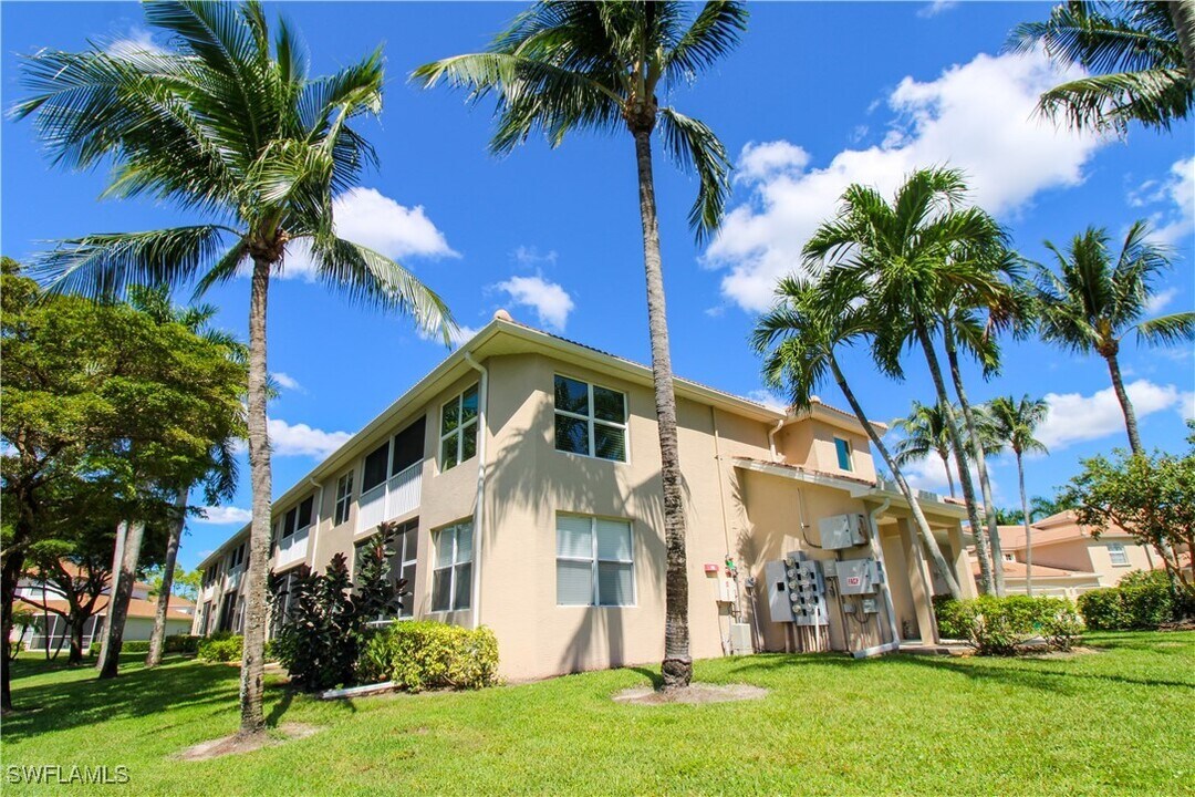 354 Dover Pl in Naples, FL - Building Photo