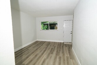 1632 NE 4th Pl-Unit -Apt 4 in Fort Lauderdale, FL - Building Photo - Building Photo