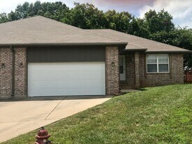 1327 Carriage Ct in Nixa, MO - Building Photo
