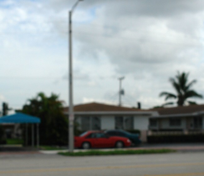 Saba Apartments in Hollywood, FL - Building Photo - Building Photo