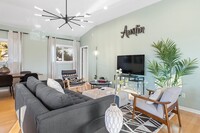 2111 Travis Heights Blvd, Unit Furnished 2 Bedroom Apt. in Austin, TX - Foto de edificio - Building Photo