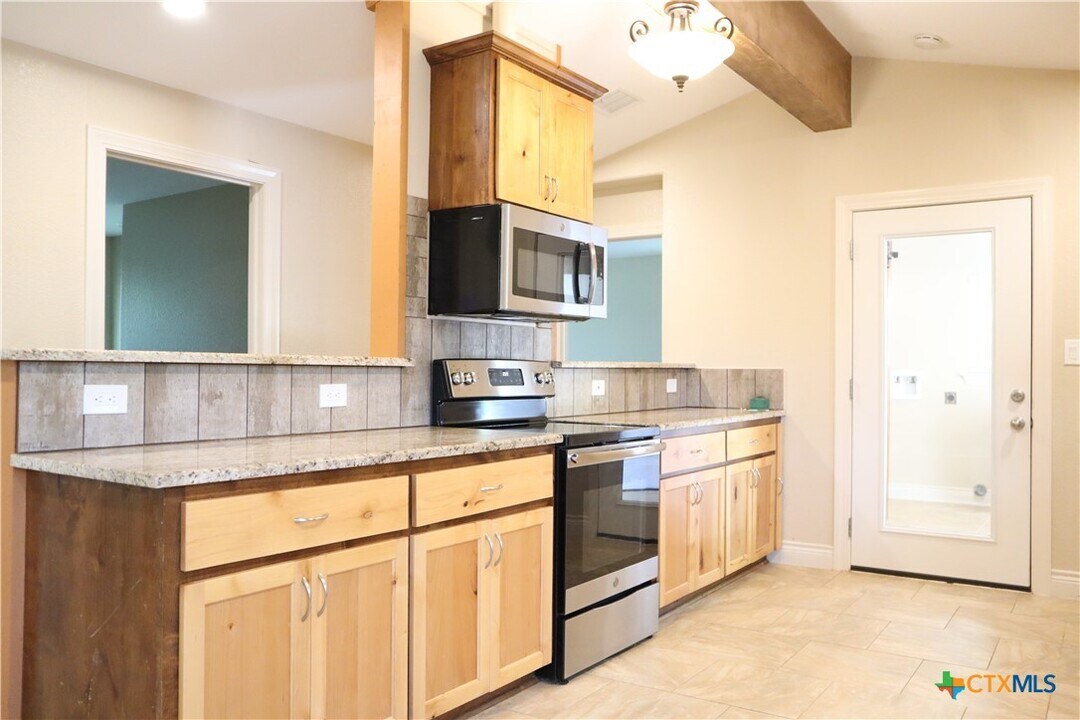 1961 Jakes Colony Rd in Seguin, TX - Building Photo