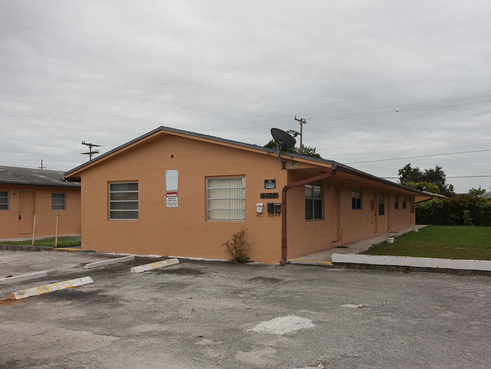 6020 Buchanan St in Hollywood, FL - Foto de edificio