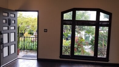 1322 S Cloverdale Ave in Los Angeles, CA - Foto de edificio - Building Photo