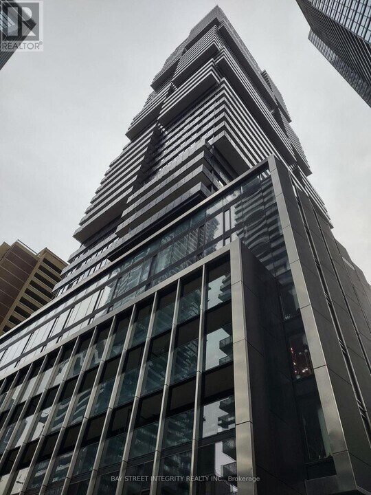 55 Charles St E in Toronto, ON - Building Photo