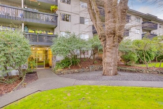 Elmwood Terrace in Victoria, BC - Building Photo - Building Photo