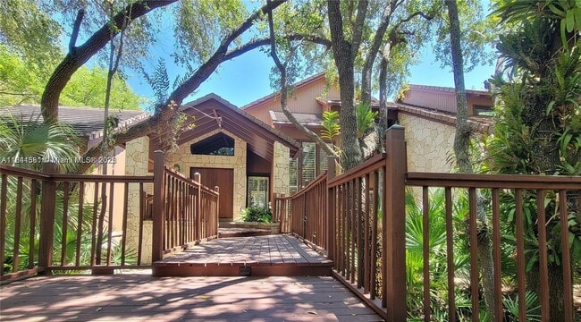 8120 SW 182nd St in Palmetto Bay, FL - Building Photo - Building Photo