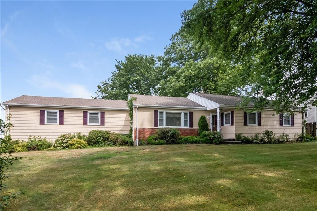 88 Newport Ave in Middletown, RI - Building Photo