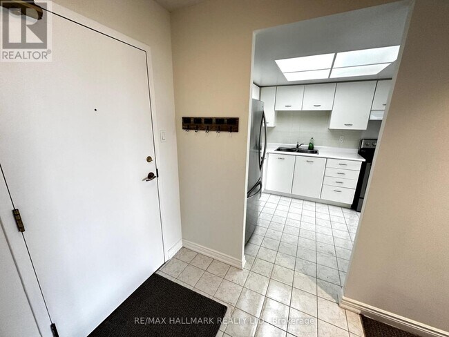1093-1093 Kingston Rd in Toronto, ON - Building Photo - Building Photo