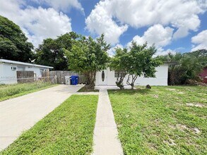 2443 NW 7th St in Pompano Beach, FL - Building Photo - Building Photo