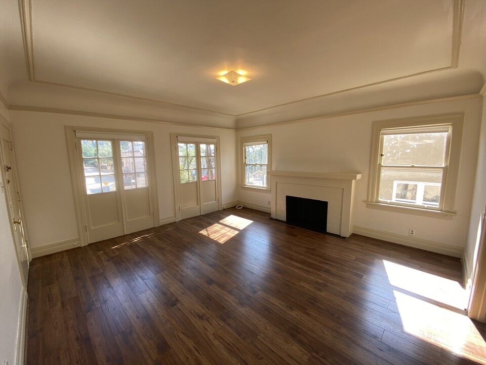 2302 N Cahuenga Blvd in Los Angeles, CA - Building Photo