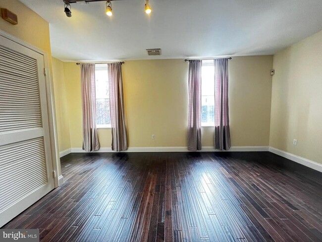 443 Fairmount Ave in Philadelphia, PA - Building Photo - Building Photo
