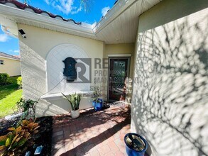 2555 Vine Ave in Naples, FL - Building Photo - Building Photo