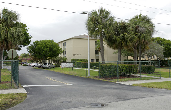 Coral Bay Plaza in Miami, FL - Building Photo - Building Photo