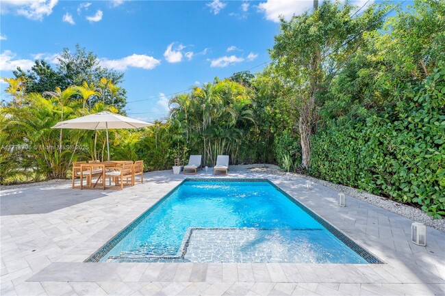 990 SW 11th St in Miami, FL - Building Photo - Building Photo