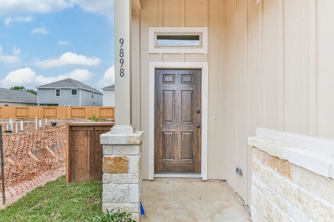 122 Wickersham-Unit -Unit B in Conroe, TX - Foto de edificio - Building Photo