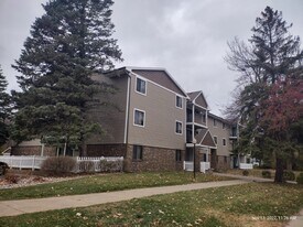 14115 Pennock Ave, Unit 306 in Apple Valley, MN - Building Photo