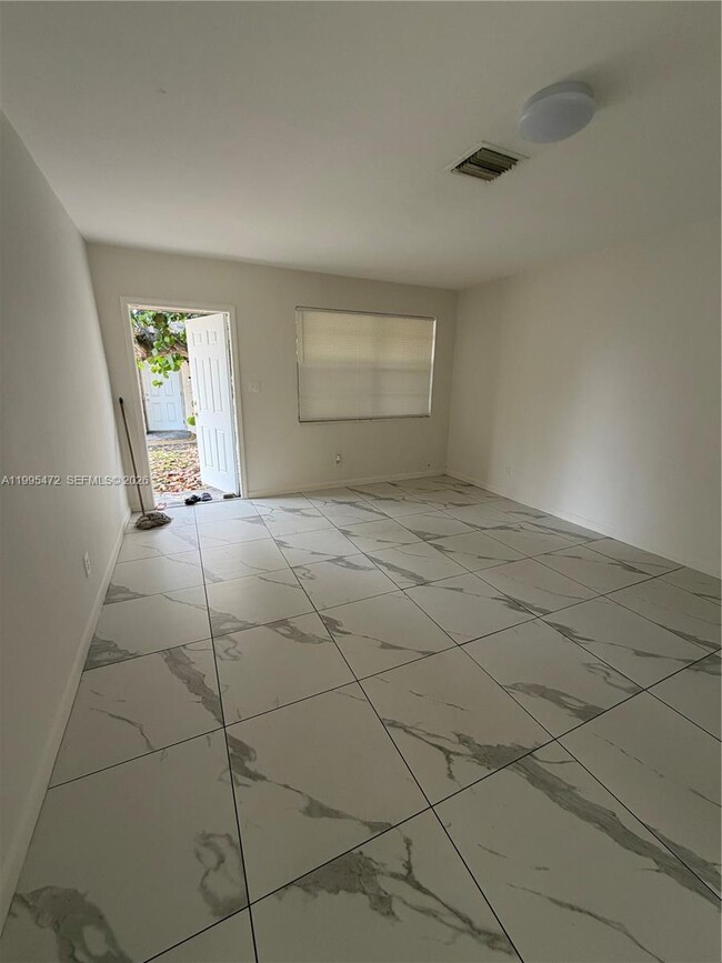 2851 NW 15th Ct in Fort Lauderdale, FL - Building Photo - Building Photo