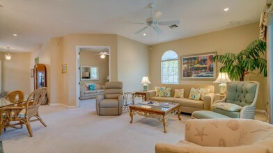 5480 Peppertree Dr in Ft. Myers, FL - Foto de edificio - Building Photo