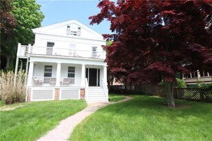 12 Bull St in Newport, RI - Building Photo