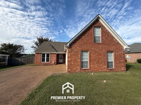 270 Village Dr in Oakland, TN - Building Photo