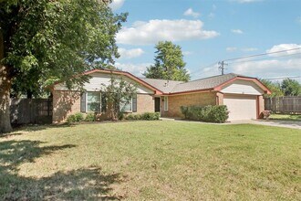 101 W Vail Dr in Yukon, OK - Building Photo - Building Photo