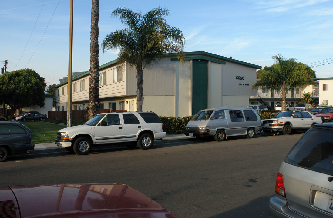 Zaza Apartments in Goleta, CA - Foto de edificio