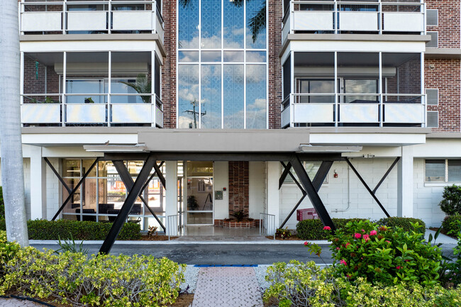 First Harbour Towers in Ft. Myers, FL - Foto de edificio - Building Photo