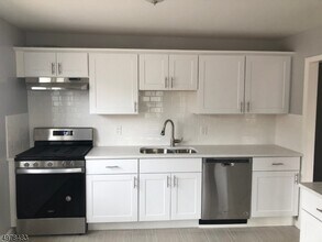 409 Gable Ln in Linden, NJ - Building Photo - Building Photo