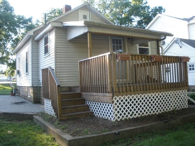 property at 453 1/2 N River St