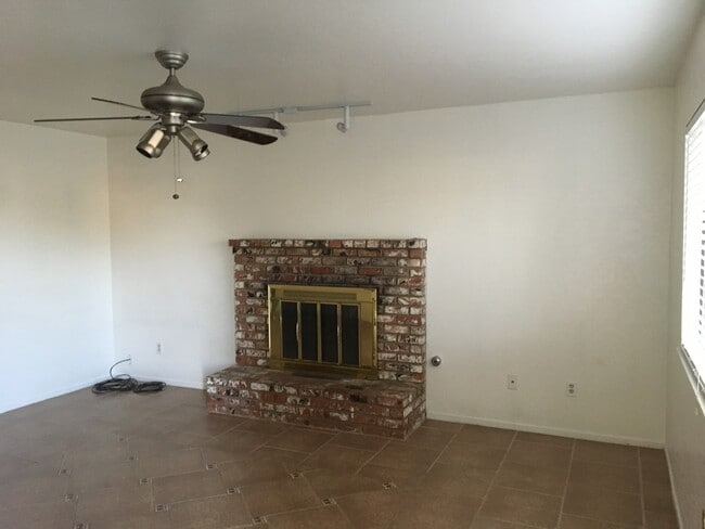 6425 Plaquemines Dr in Bakersfield, CA - Building Photo - Building Photo