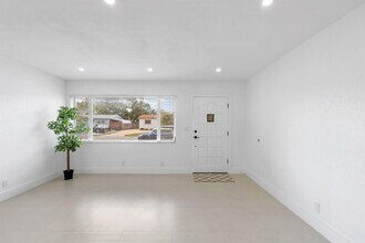 6573 Eaton St in Hollywood, FL - Building Photo - Building Photo