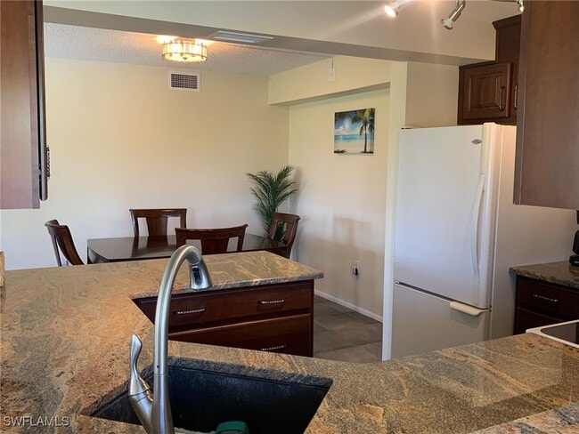 7410 Lake Breeze Dr in Ft. Myers, FL - Building Photo - Building Photo