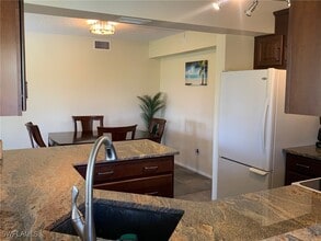 7410 Lake Breeze Dr in Ft. Myers, FL - Foto de edificio - Building Photo